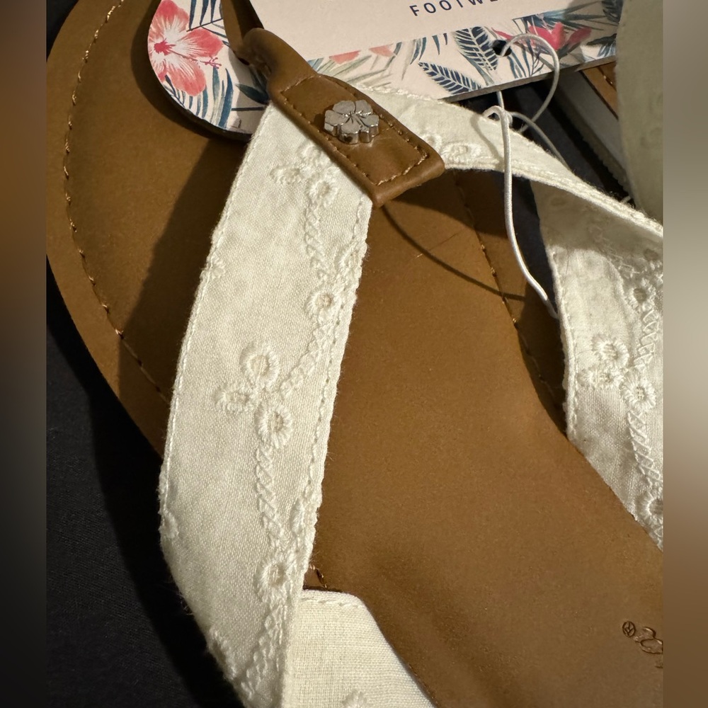 NWT Tommy Bahama White Eyelet flip-flops sandals